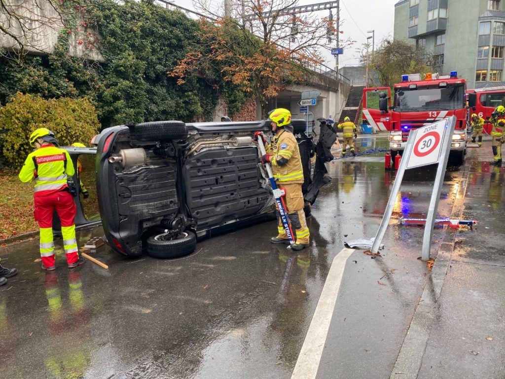 Umgekipptes Unfallfahrzeug auf Strasse