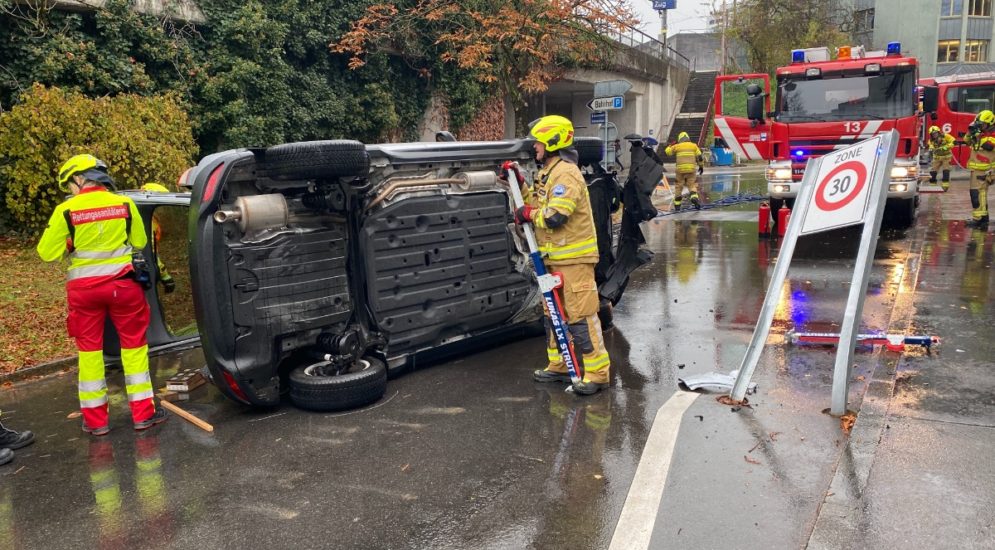 Umgekipptes Unfallfahrzeug auf Strasse