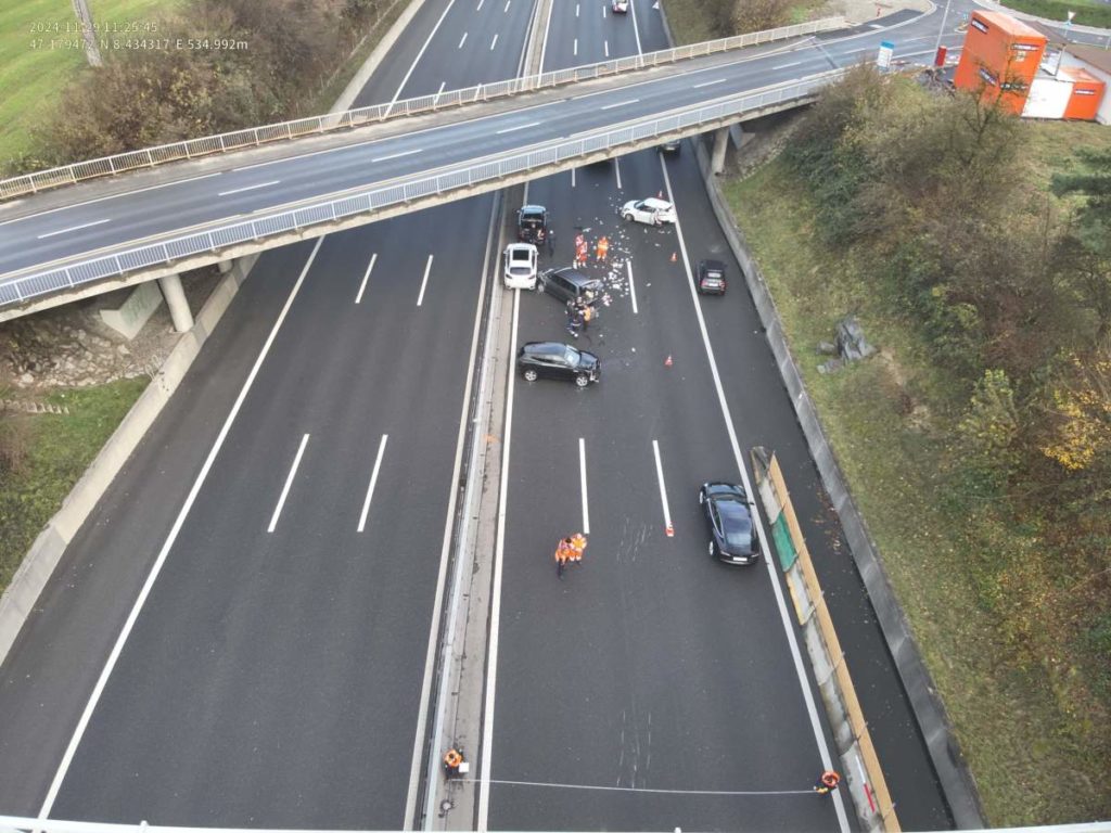 Unfall bei Hünenberg ZG am Freitag, 29.11.2024, mit sieben Fahrzeugen. Zwei Personen verletzt, zahlreiche Fahrzeuglenkende werden verzeigt.