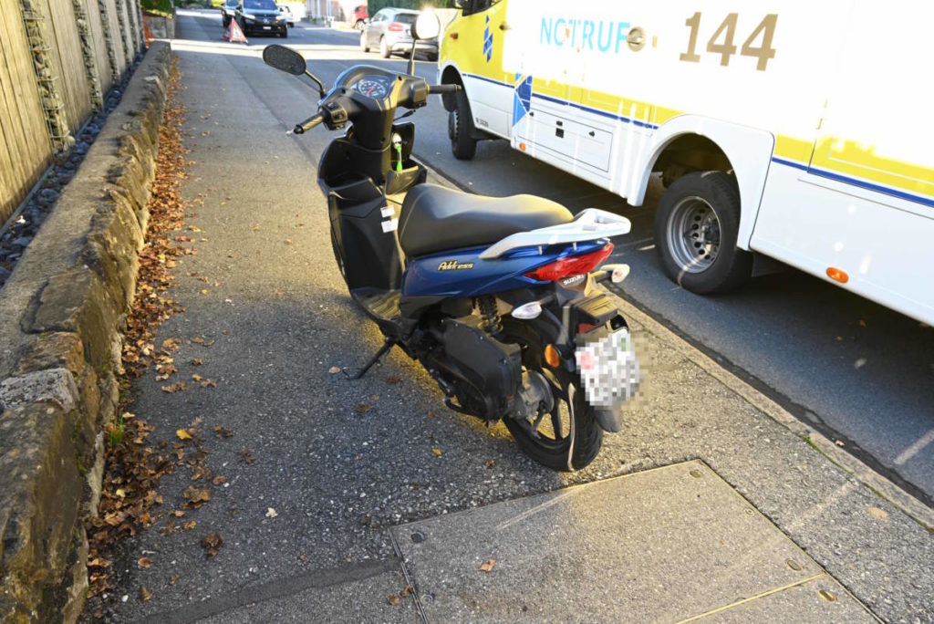 Foto: Motorrad steht neben Rettungswagen am Strassenrand