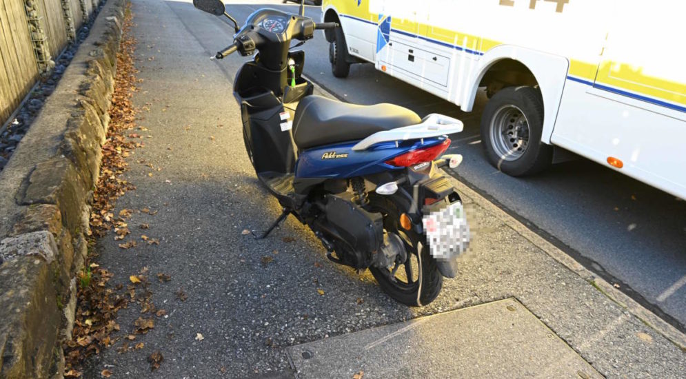 Foto: Motorrad steht neben Rettungswagen am Strassenrand