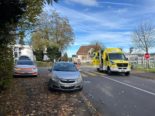 Unfallstelle auf Kreuzung mit Unfallauto, Polizei und Ambulanz