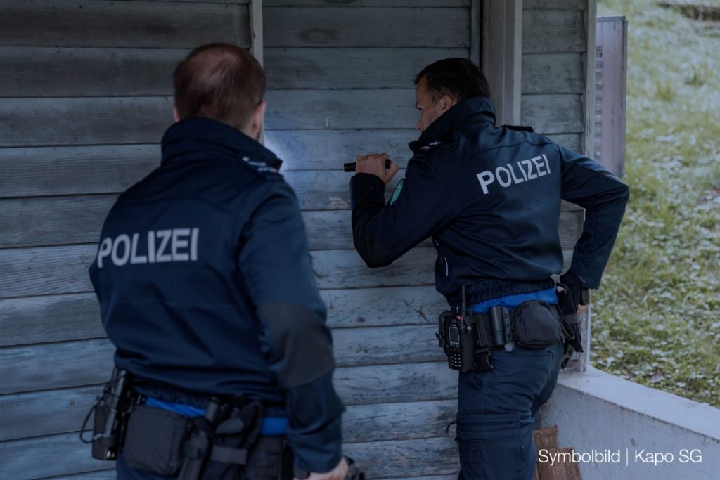 Einbrecher deckt sich in Einkaufsladen in Grabs (SG) ein