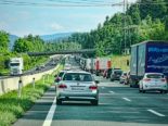 Foto von Stau auf Autobahn mit Rettungsgasse