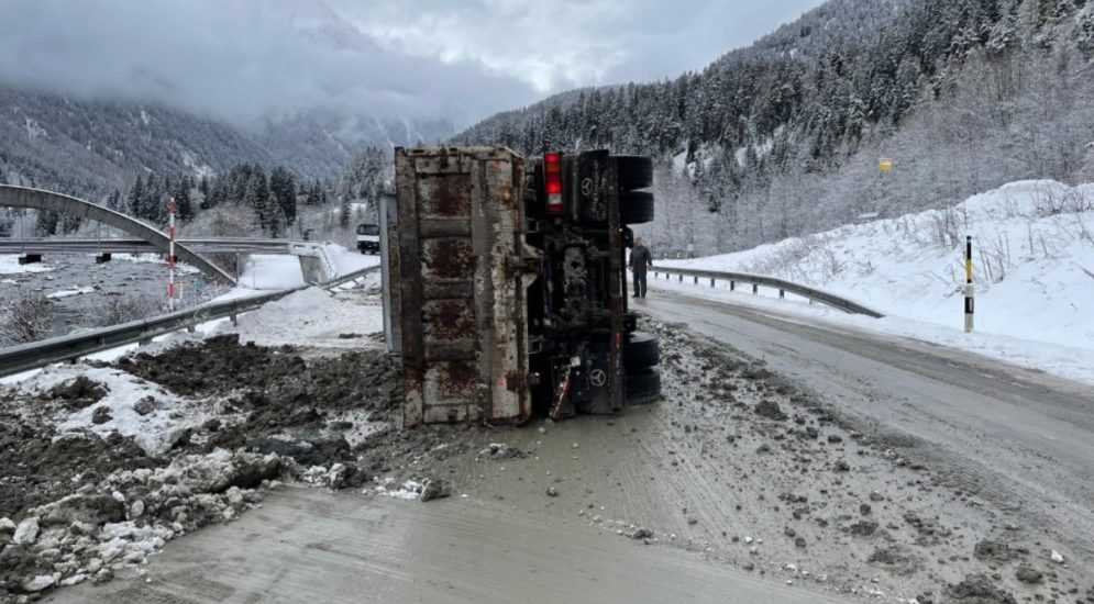 Gekippter LKW in Strada