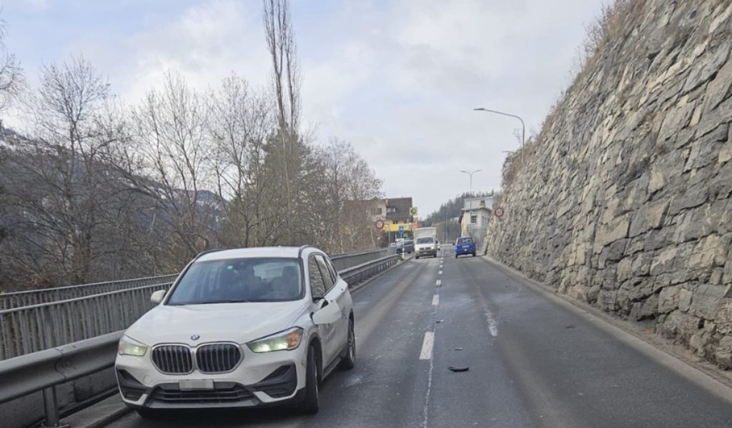 Verursacher flüchtet nach Unfall in Tiefencastel GR