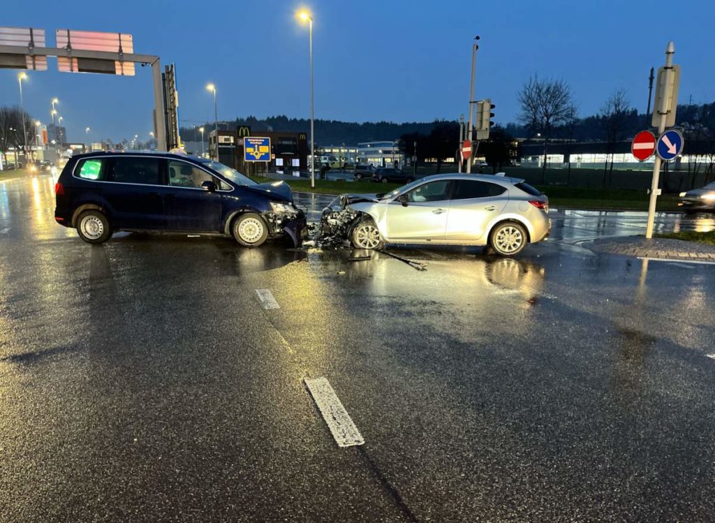 Zuchwil BL: Rotlichtmissachtung einer 28-Jährigen führt zu Unfall