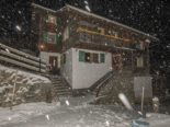 Wohnhaus im Dunkeln mit Absperrband, es schneit