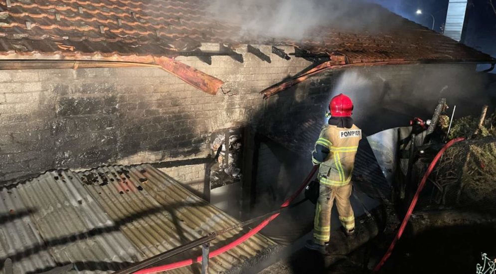 Autogarage in Cama (GR) in Flammen