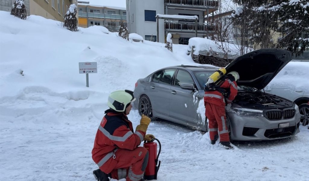 Davos Platz: Auto beschädigt durch Wunderkerzen