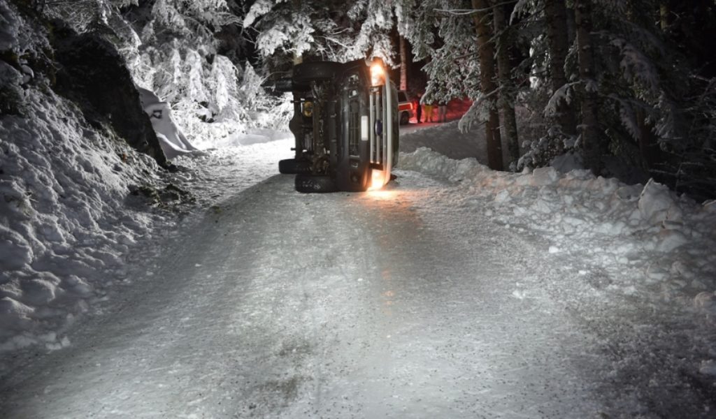 Unfall in Flims: Lieferwagen kippt – 28-Jährigem Führerausweis entzogen