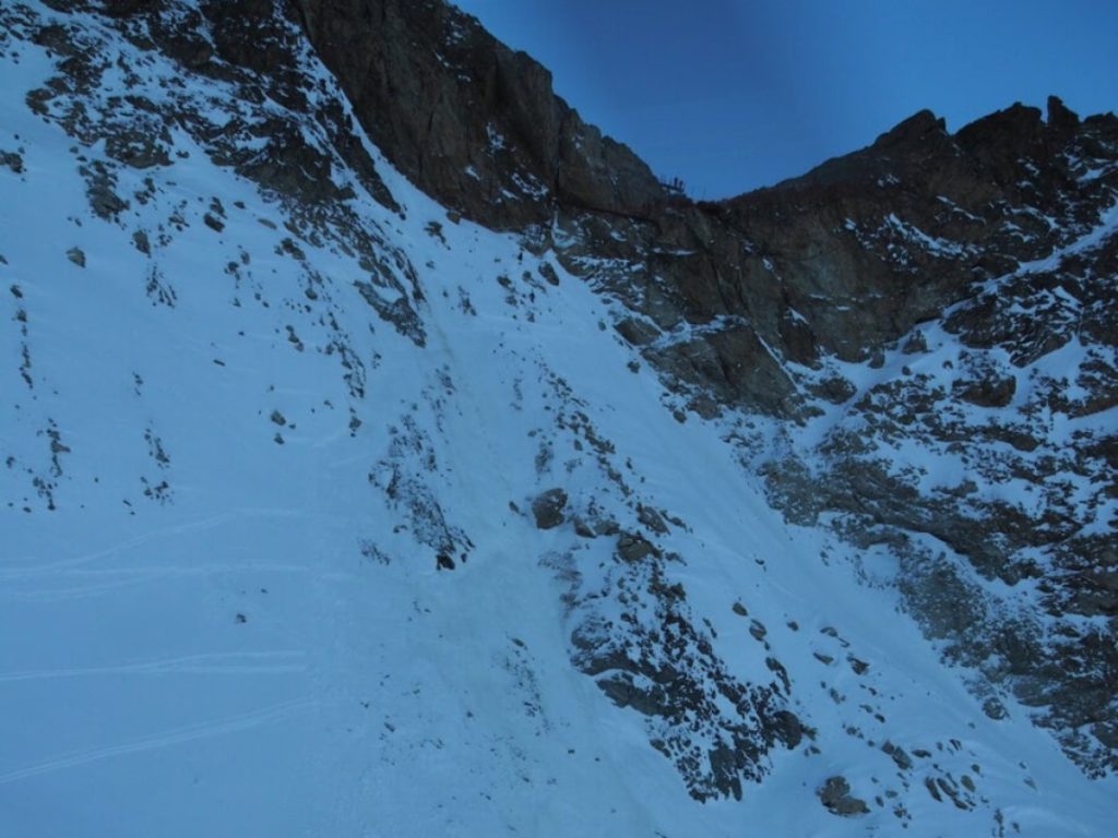 Foto: Verschneite Bergwand