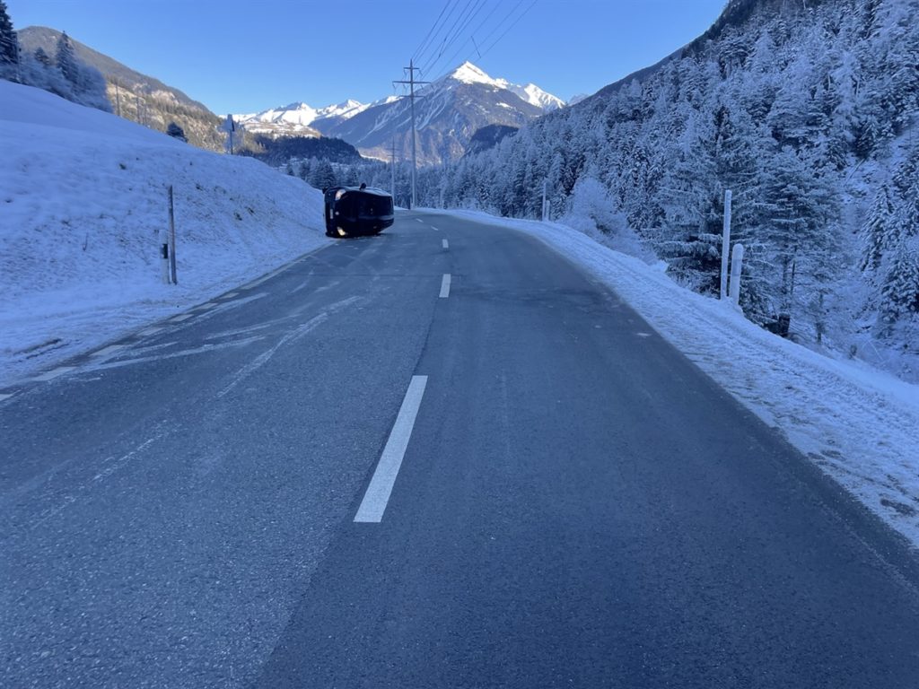 Umgekippter Personenwagen an schneebedecktem Hang