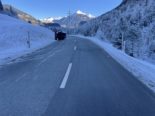 Umgekippter Personenwagen an schneebedecktem Hang