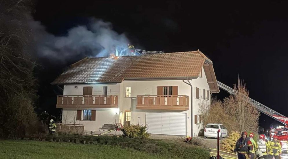 Düdingen FR: Dachbrand – Mieter ins Spital gebracht