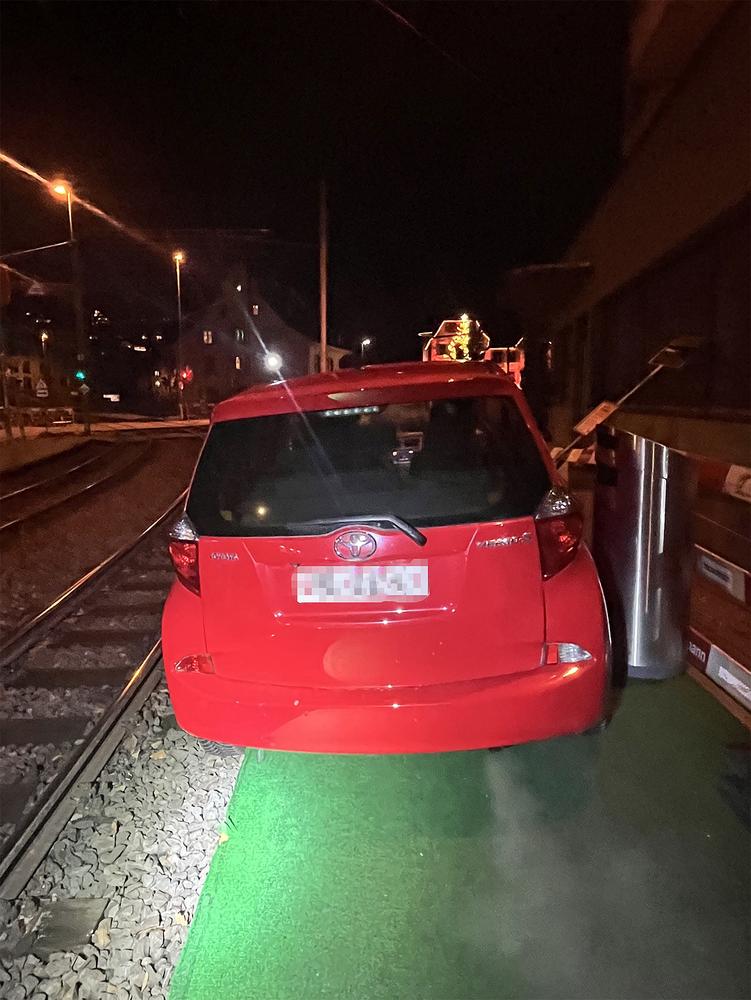 Binningen BL: Lenkerin bleibt mit Wagen auf Tramgeleise stecken