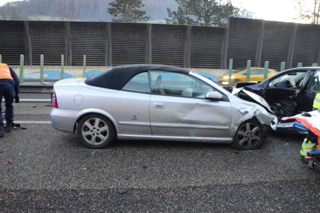 Unfall A2 Zunzgen BL: VW-Lenkerin wird heftig über Fahrbahn geschleudert