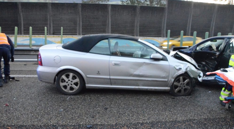 Unfall A2 Zunzgen BL: VW-Lenkerin wird heftig über Fahrbahn geschleudert