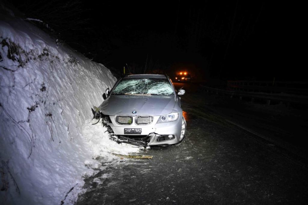 Schock Unfall in Chur GR: Baum stürzt auf fahrendes Auto