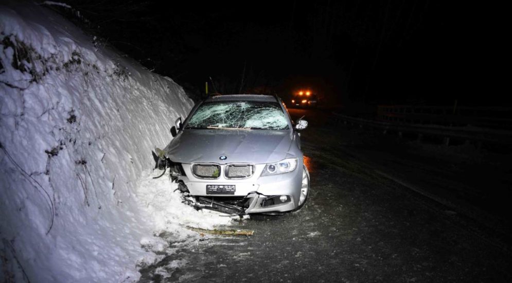 Schock Unfall in Chur GR: Baum stürzt auf fahrendes Auto