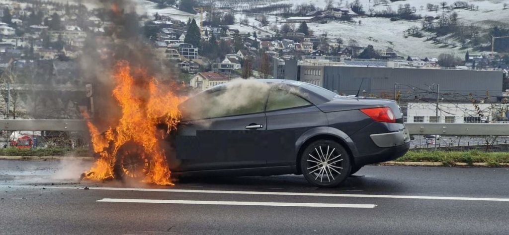 Sissach BL: Fahrzeugbrand auf A2 löst Feuerwehralarm aus