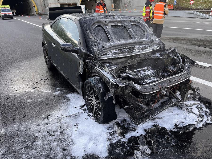 Sissach BL: Fahrzeugbrand auf Autobahn löst Feuerwehralarm aus