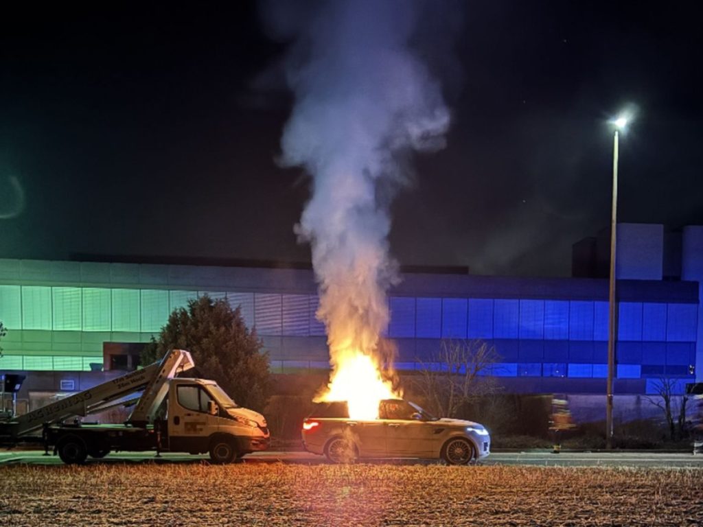 Aesch BL: Fahrzeugbrand weckt Verdacht auf mögliche Brandstiftung