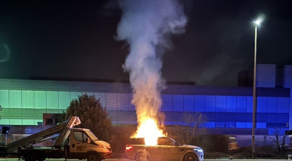 Aesch BL: Fahrzeugbrand weckt Verdacht auf mögliche Brandstiftung