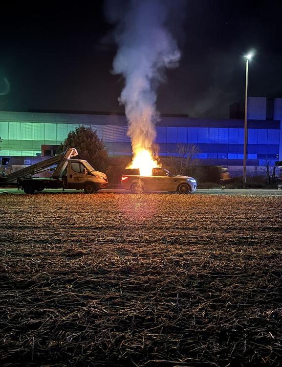 Aesch BL: Fahrzeugbrand weckt Verdacht auf mögliche Brandstiftung