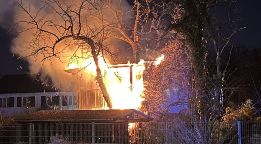 Brennendes Gartenhaus bei Nacht