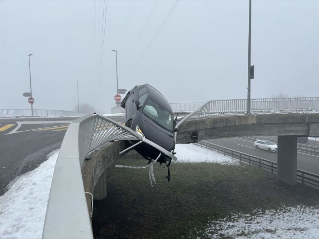 Bilten GL: Heftiger Unfall - Lenker verliert komplett die Kontrolle