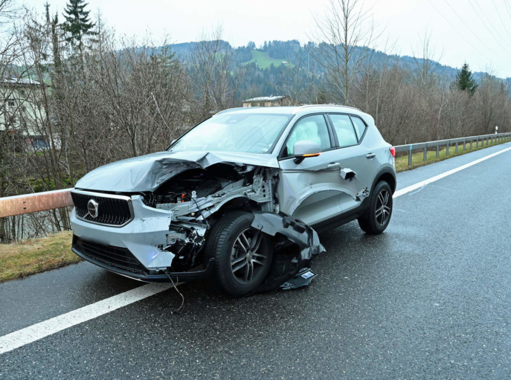 Malters LU: Reifenverlust führt zu Unfall – Fahrerin verletzt