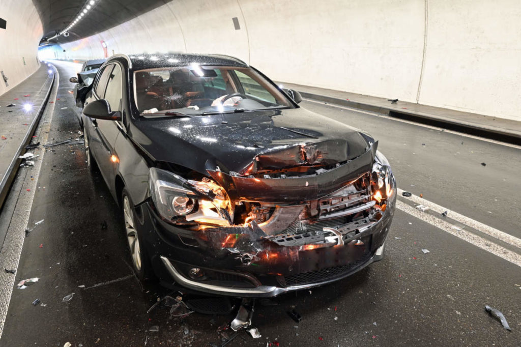 Buchrain LU: Drei Verletzte bei Unfall im Zubringertunnel Rontal