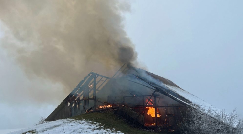 Brennende Scheune im Schnee