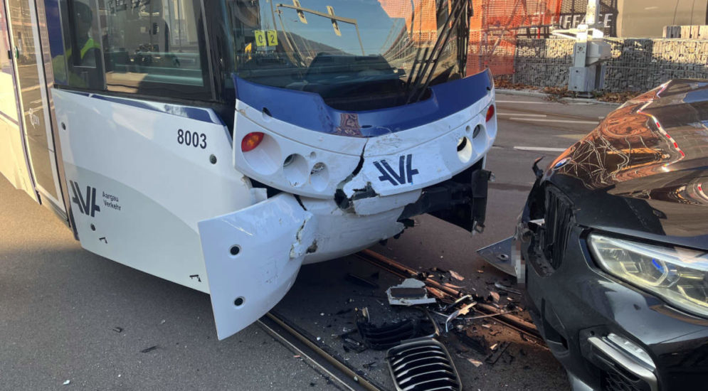 Spreitenbach (AG): BMW kollidiert bei Unfall mit Limmattalbahn