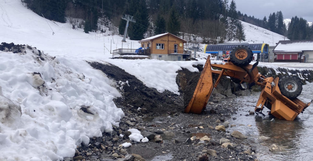 Verletzter bei Unfall in Flühli LU: Dumper stürzt in Waldemme