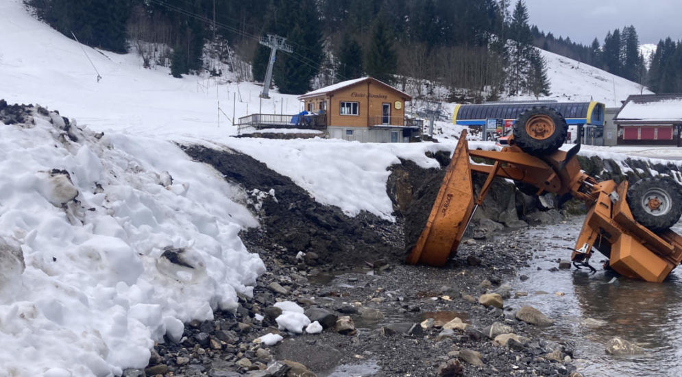 Verletzter bei Unfall in Flühli LU: Dumper stürzt in Waldemme