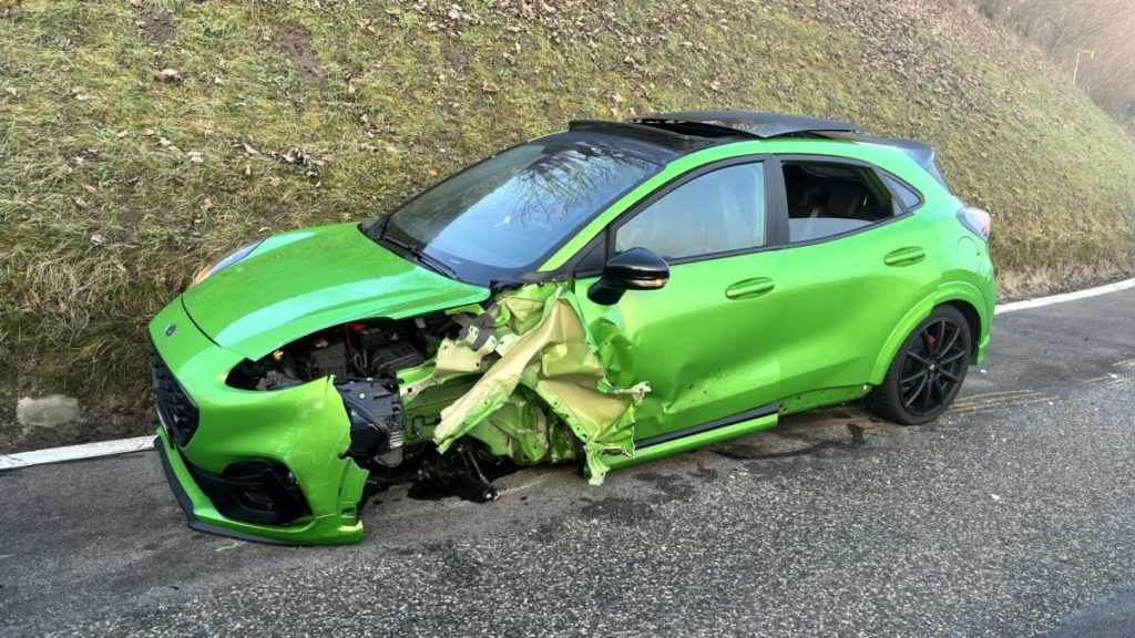 Unfall in Bergdietikon: Autos kollidieren frontal bei dichtem Nebel