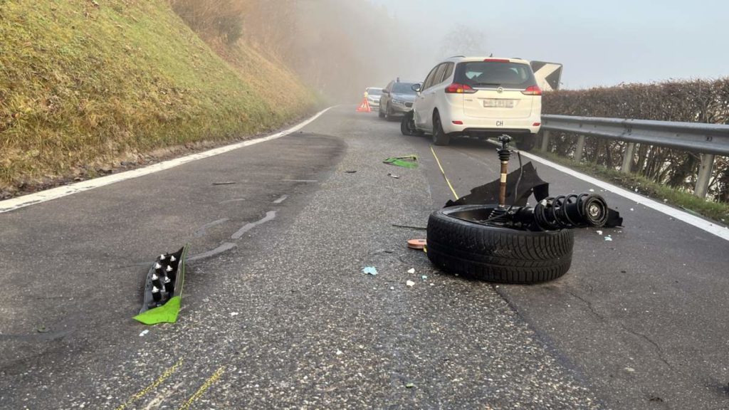 Unfall in Bergdietikon: Autos kollidieren frontal bei dichtem Nebel