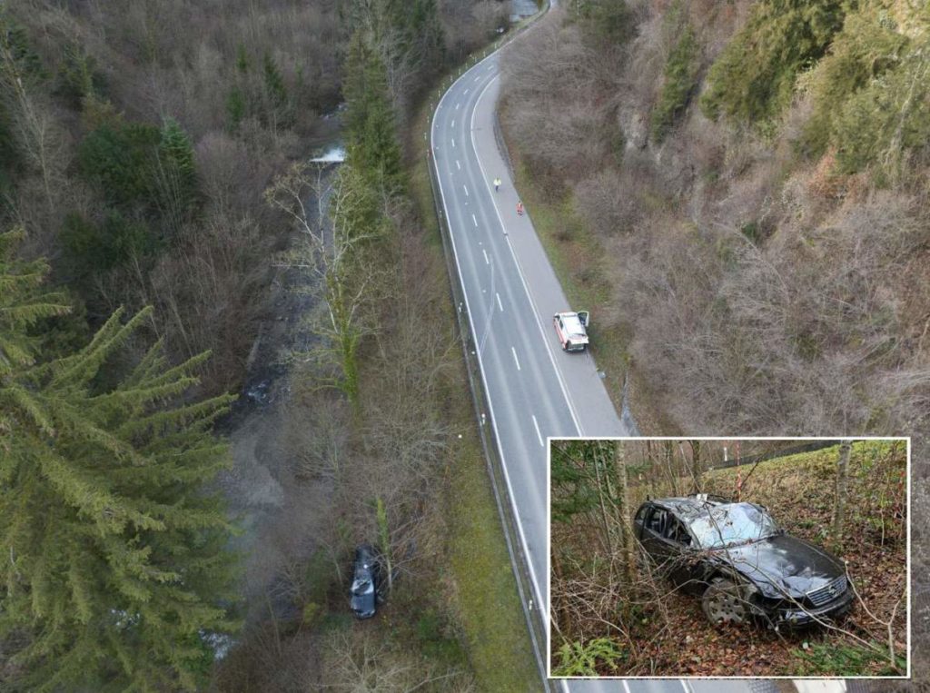 Verlassenes Auto nach Unfall in Wald (ZH) entdeckt