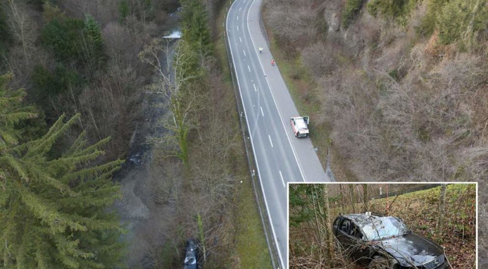 Verlassenes Auto nach Unfall in Wald (ZH) entdeckt