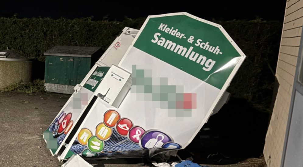 Zerstörter Textilcontainer