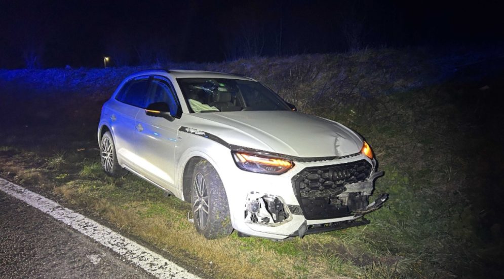 Verunfalltes Auto am Wiesenrand