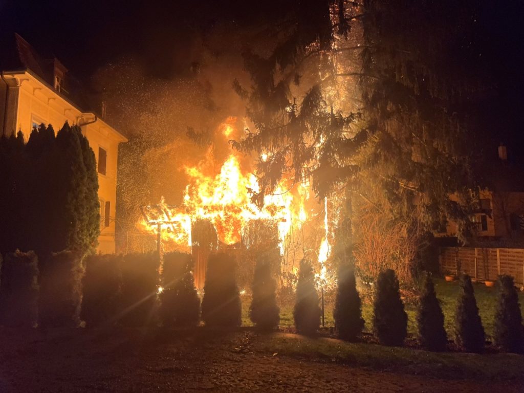 Gartenhaus in Vollbrand