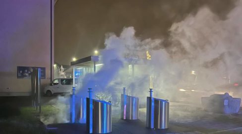 Foto: Brennender Unterflurcontainer mit Rauchwolken