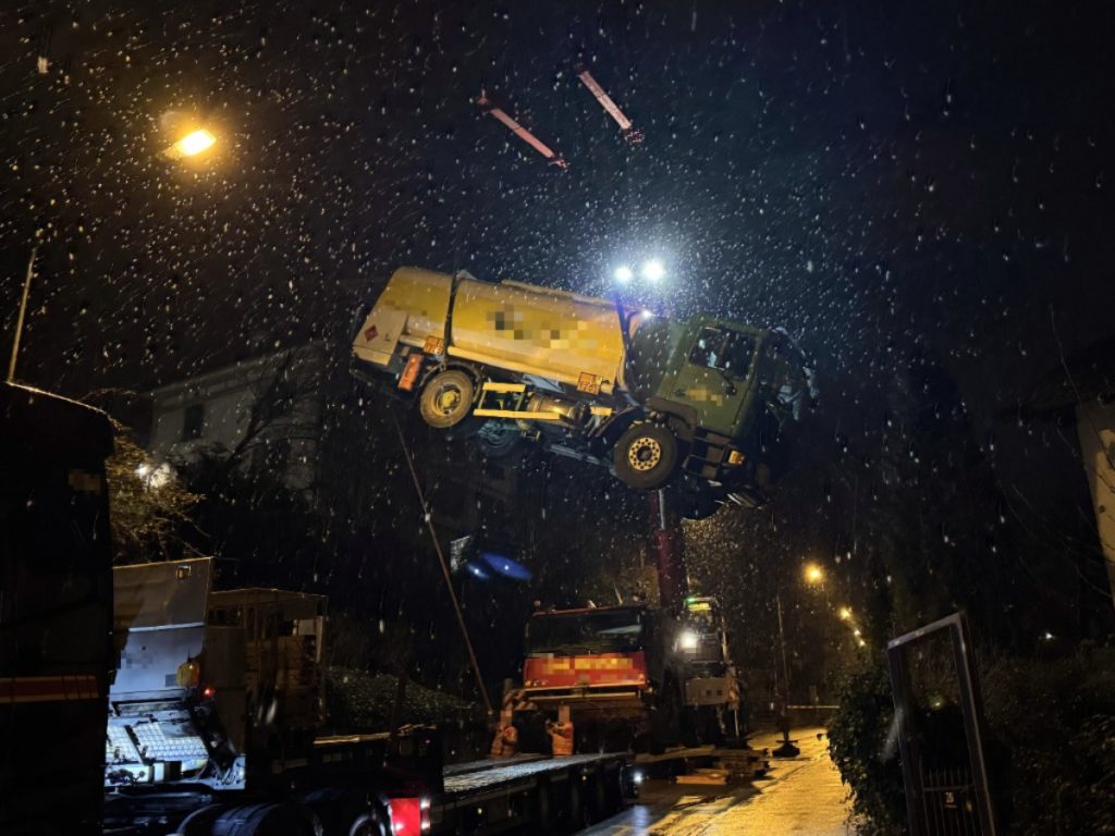 LKW wird von Kran hochgezogen