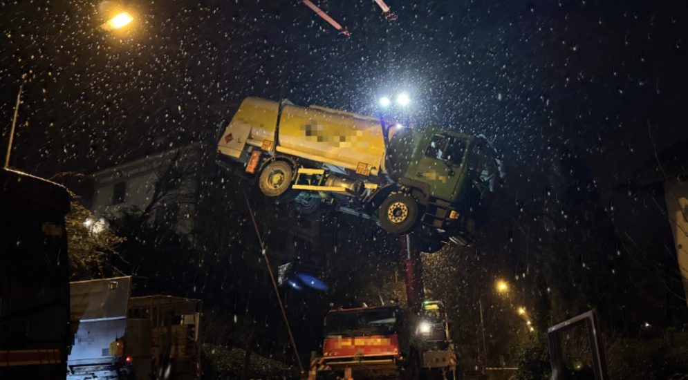 LKW wird von Kran hochgezogen