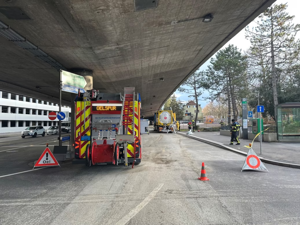 Basel BS: Lastwagen verliert während der Fahrt Frittieröl