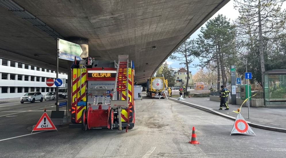 Basel BS: Lastwagen verliert während der Fahrt Frittieröl