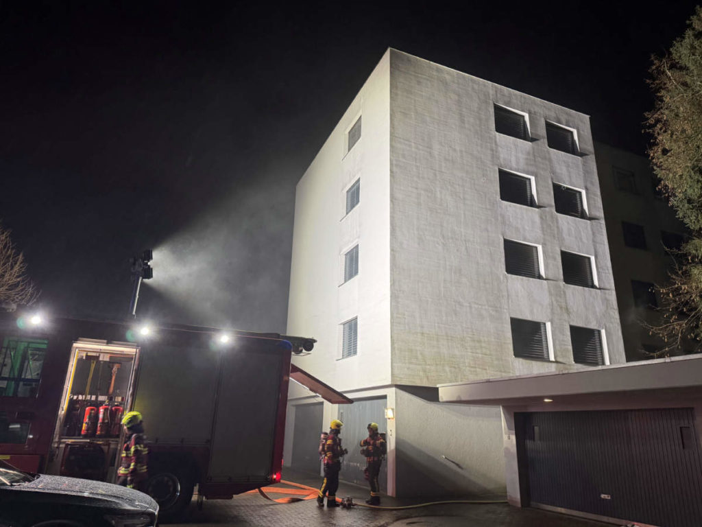 Siebnen SZ: Dramatischer Küchenbrand in Mehrfamilienhaus